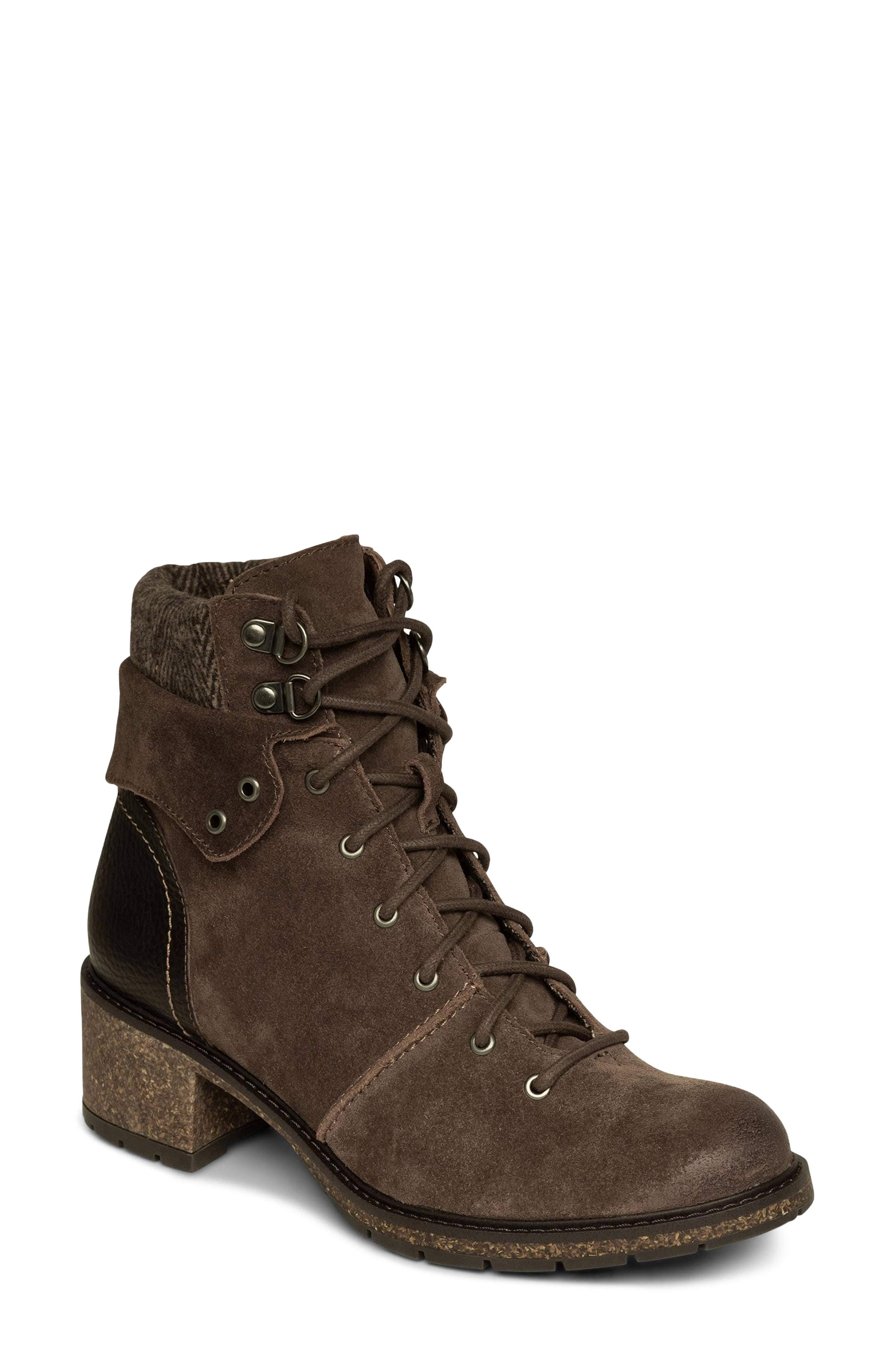 Brown Shoes Q673272