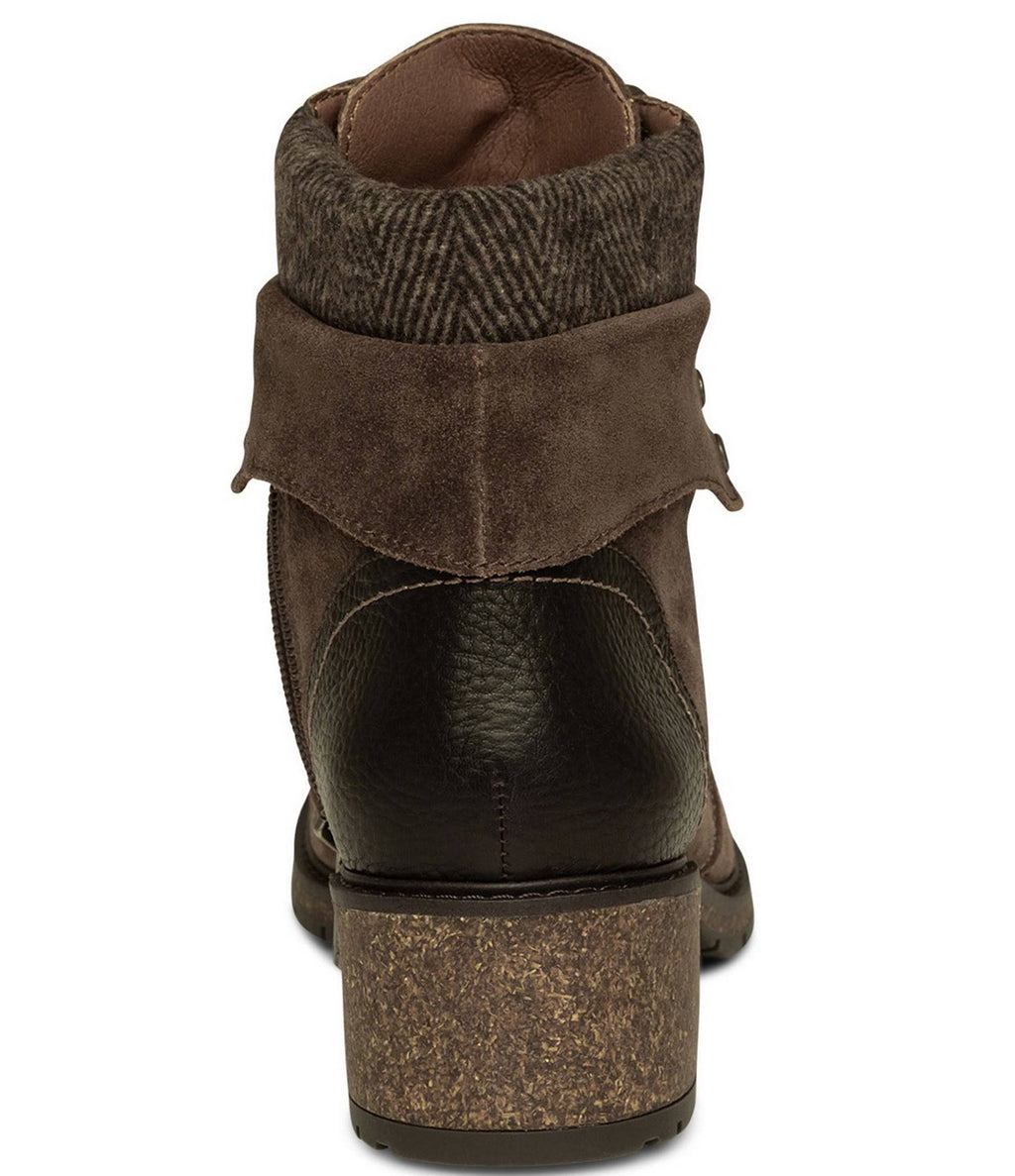 Brown Shoes Q673272